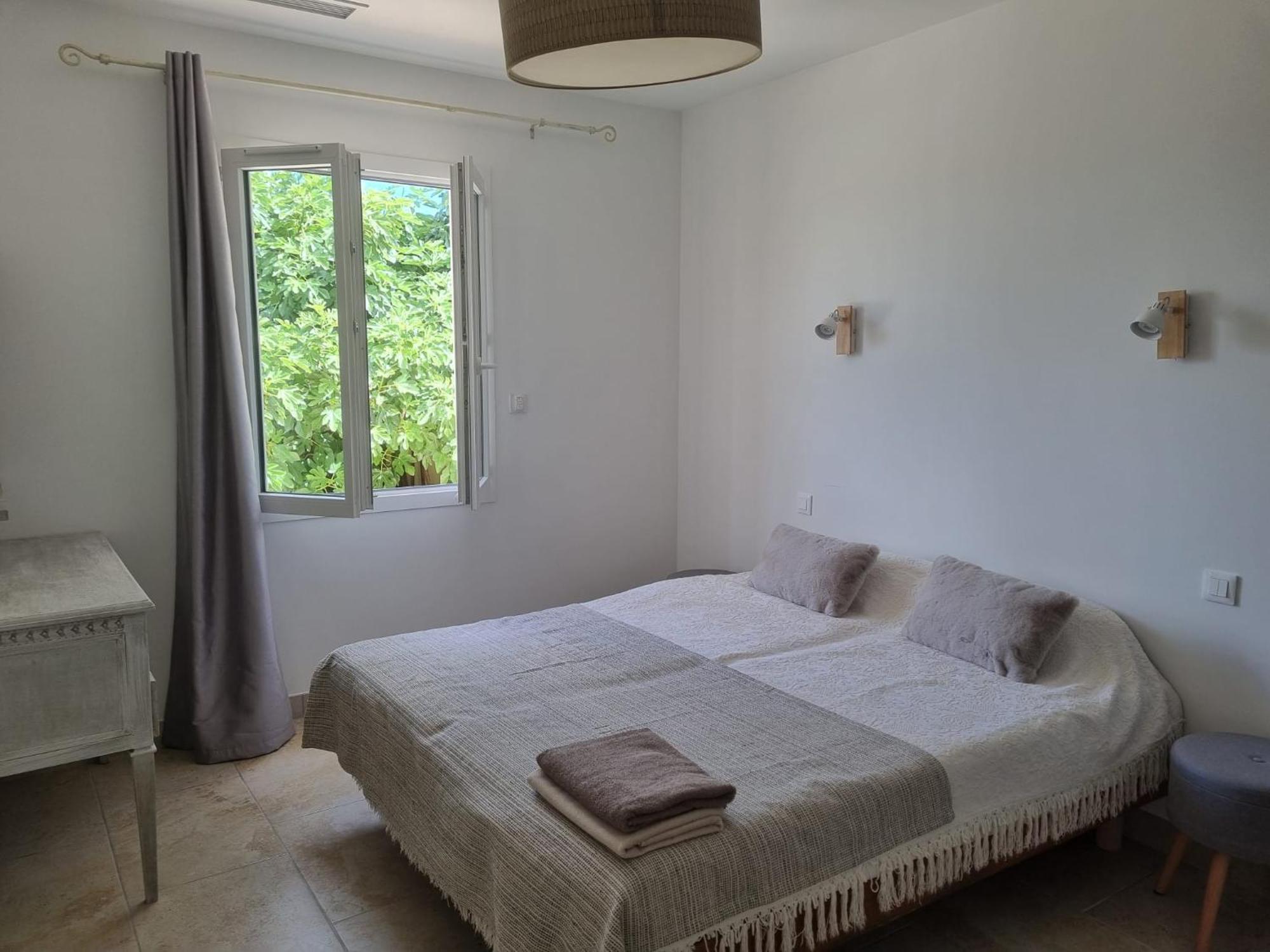 Vila Au Fil De Soi Saint-Julien-de-Peyrolas Pokoj fotografie
